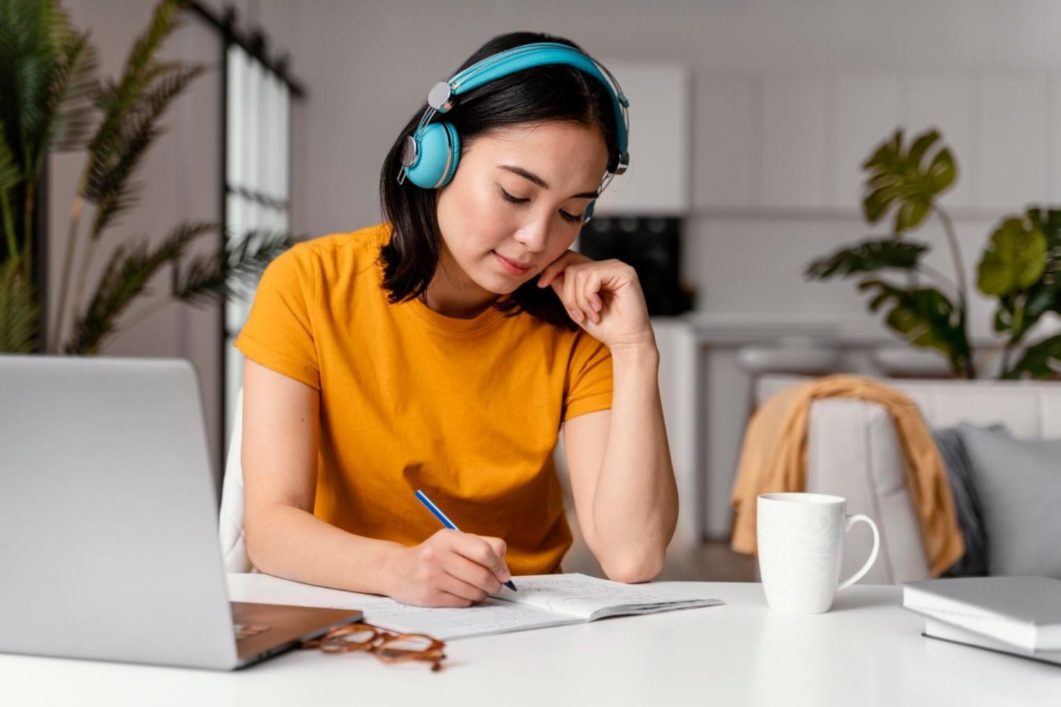 Profesional trabajando con análisis financiero detallado