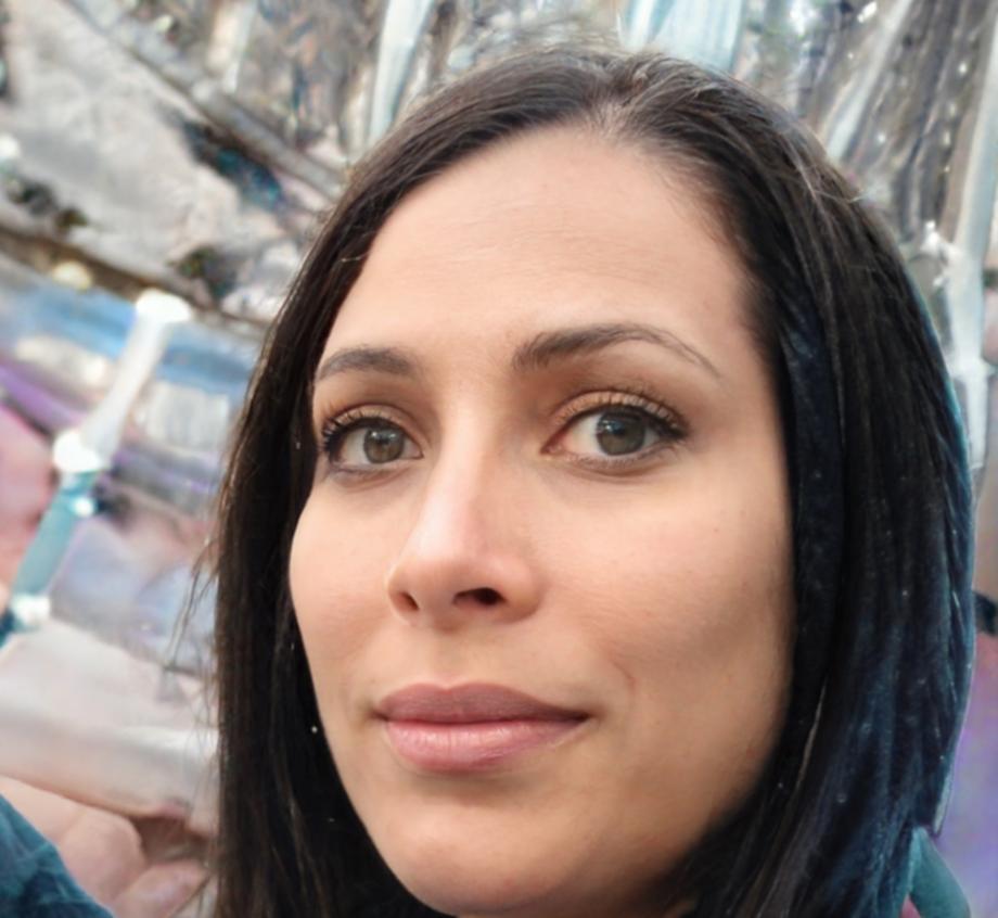 Retrato profesional de instructora especializada en análisis de costos
